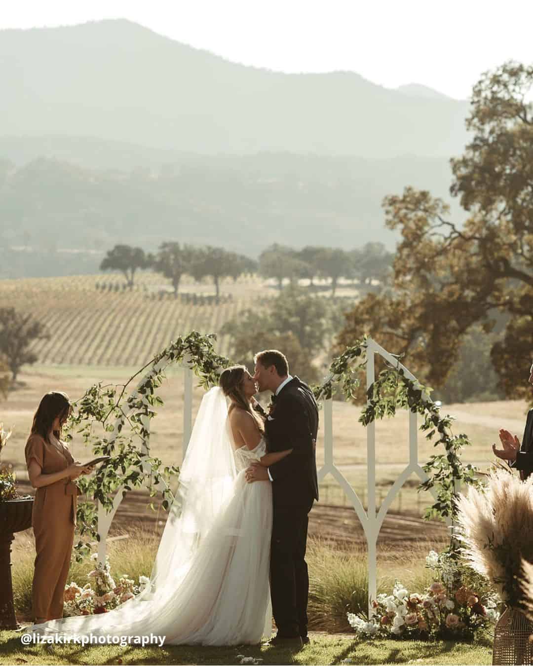 Natural Wedding Ceremonies With Flowers