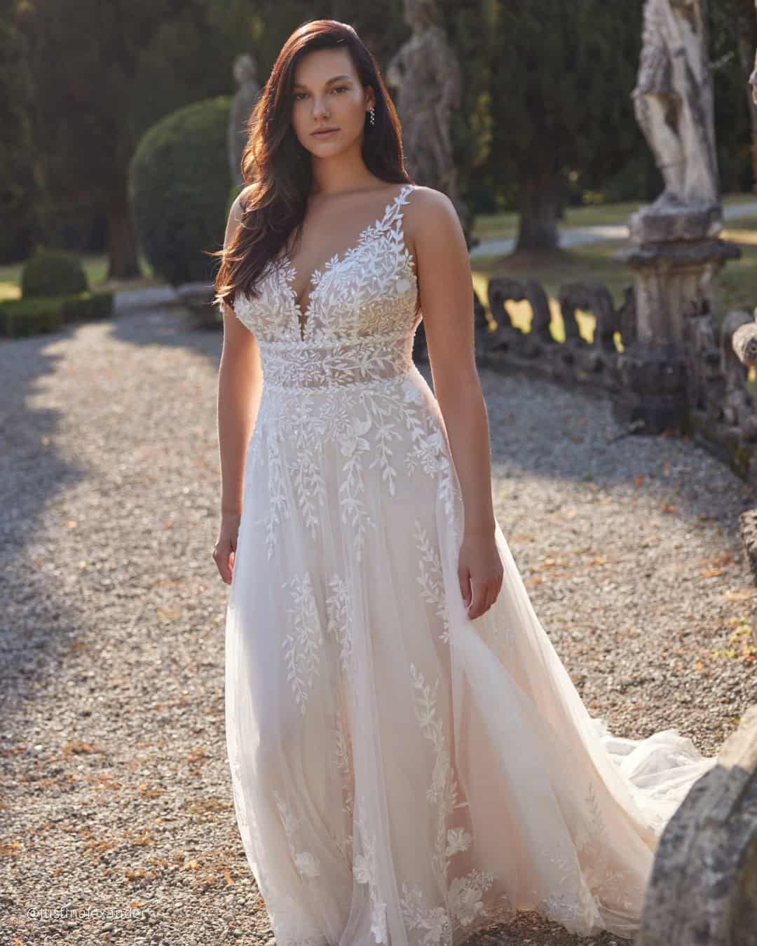 How to Choose a Womens Rustic Dresses by Weather, Location & Wedding Format?