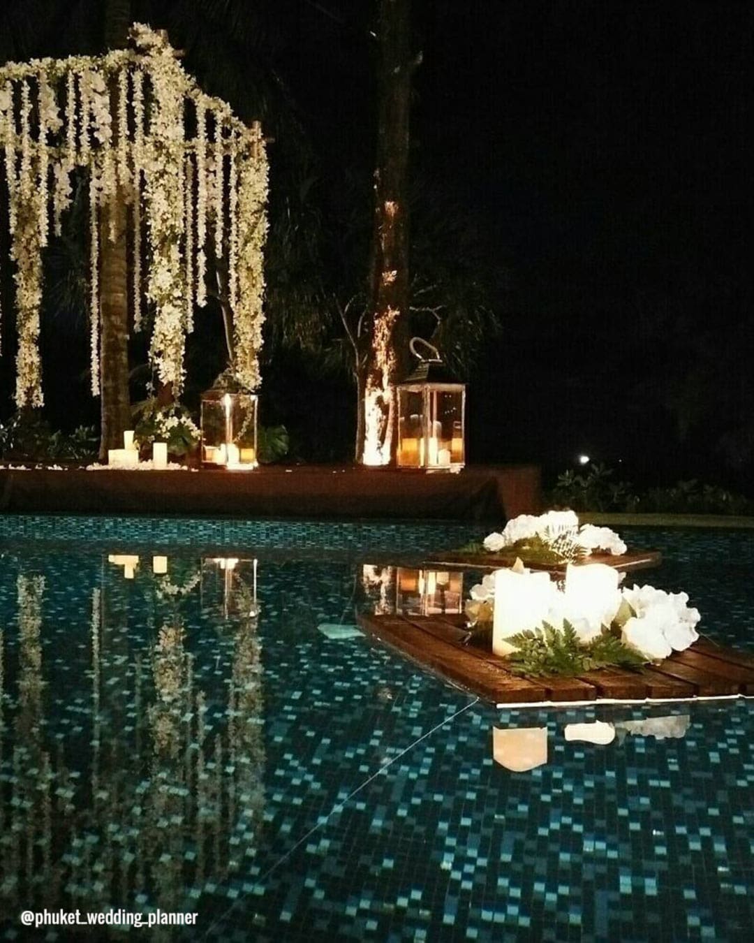 Pool Wedding Decor Ideas With Floating Candles