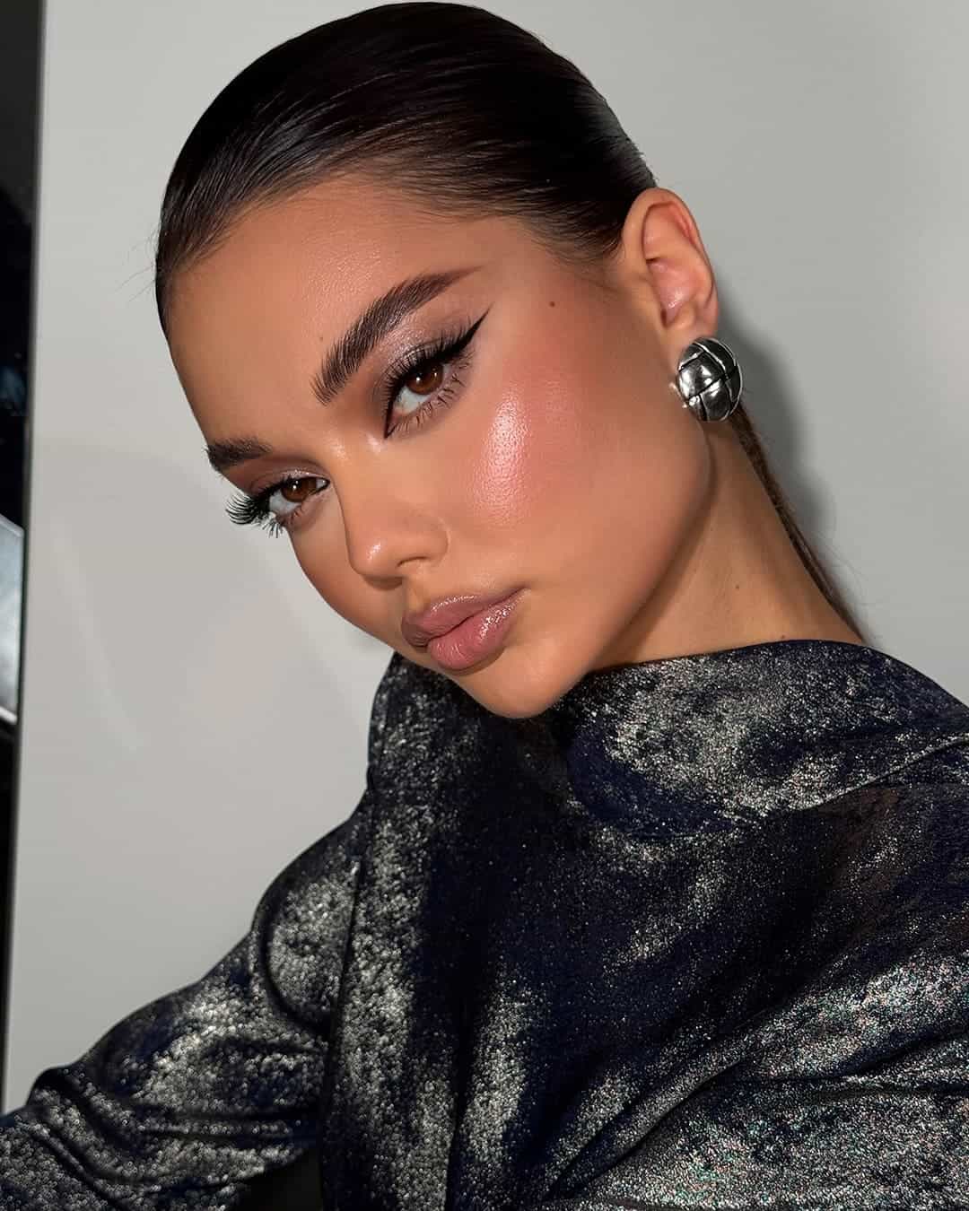 Sculpted Cat-Eye – The Liner Trend