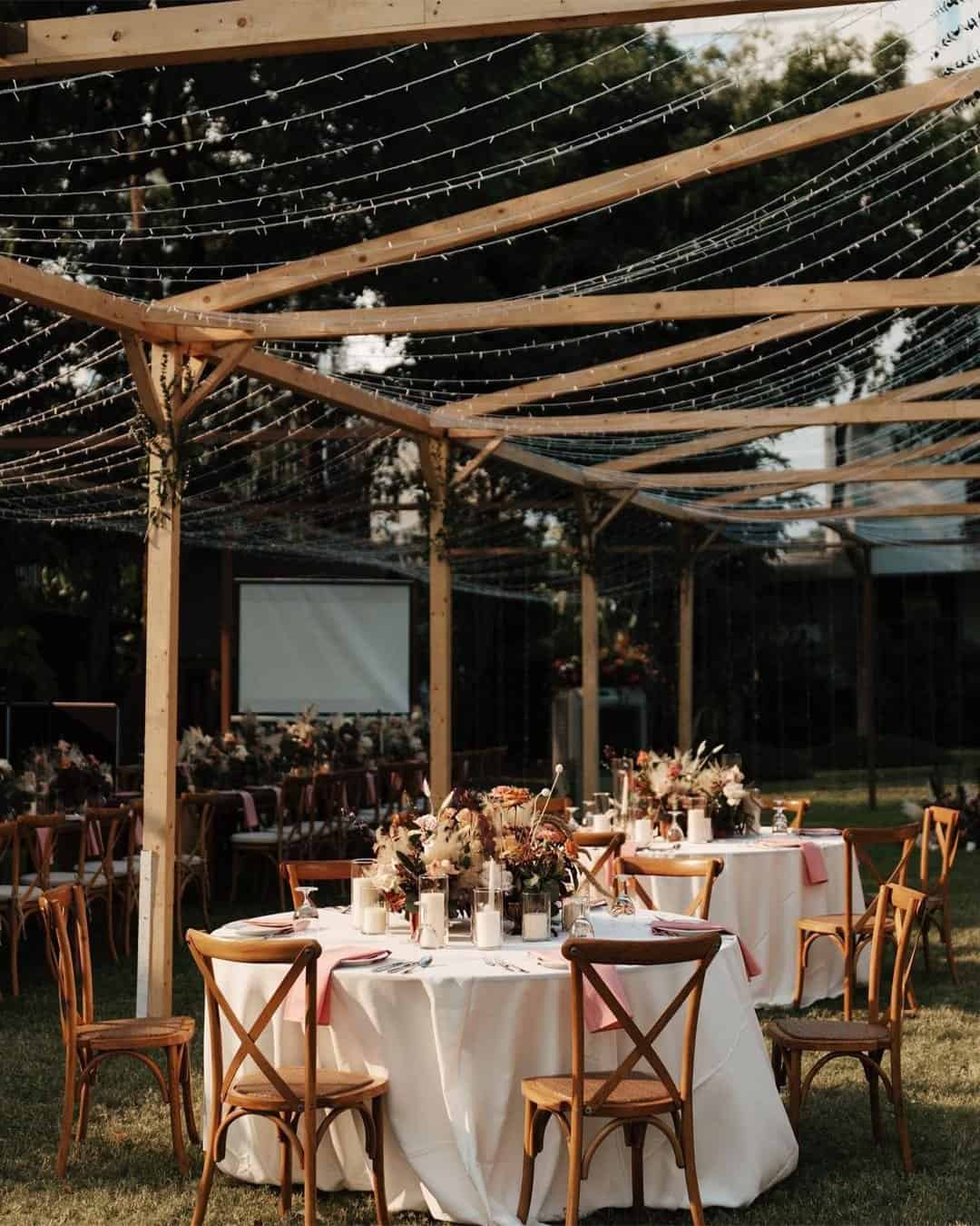 Genius Way To Using Hay Bale On Wedding