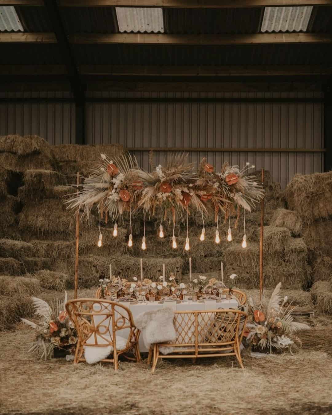Genius Way To Using Hay Bale On Wedding