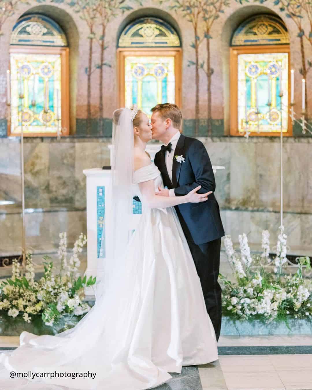 Cute Wedding Photos with Pets: Candid Moments with Furry Friends