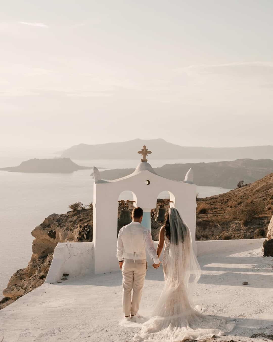 Cute Wedding Photos with Pets: Candid Moments with Furry Friends