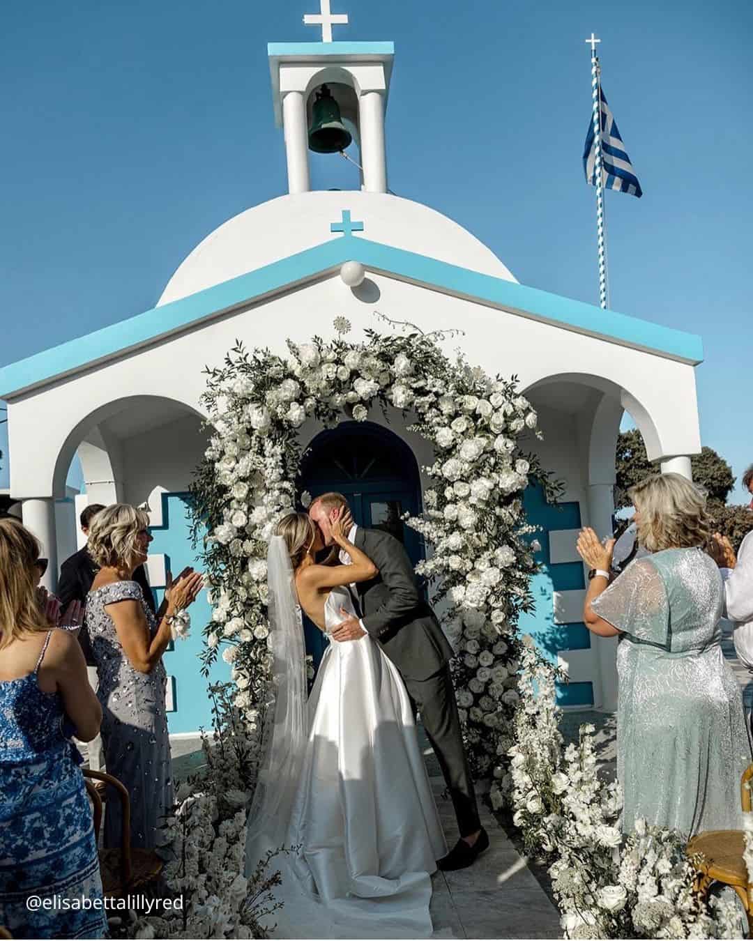Cute Wedding Photos with Pets: Candid Moments with Furry Friends