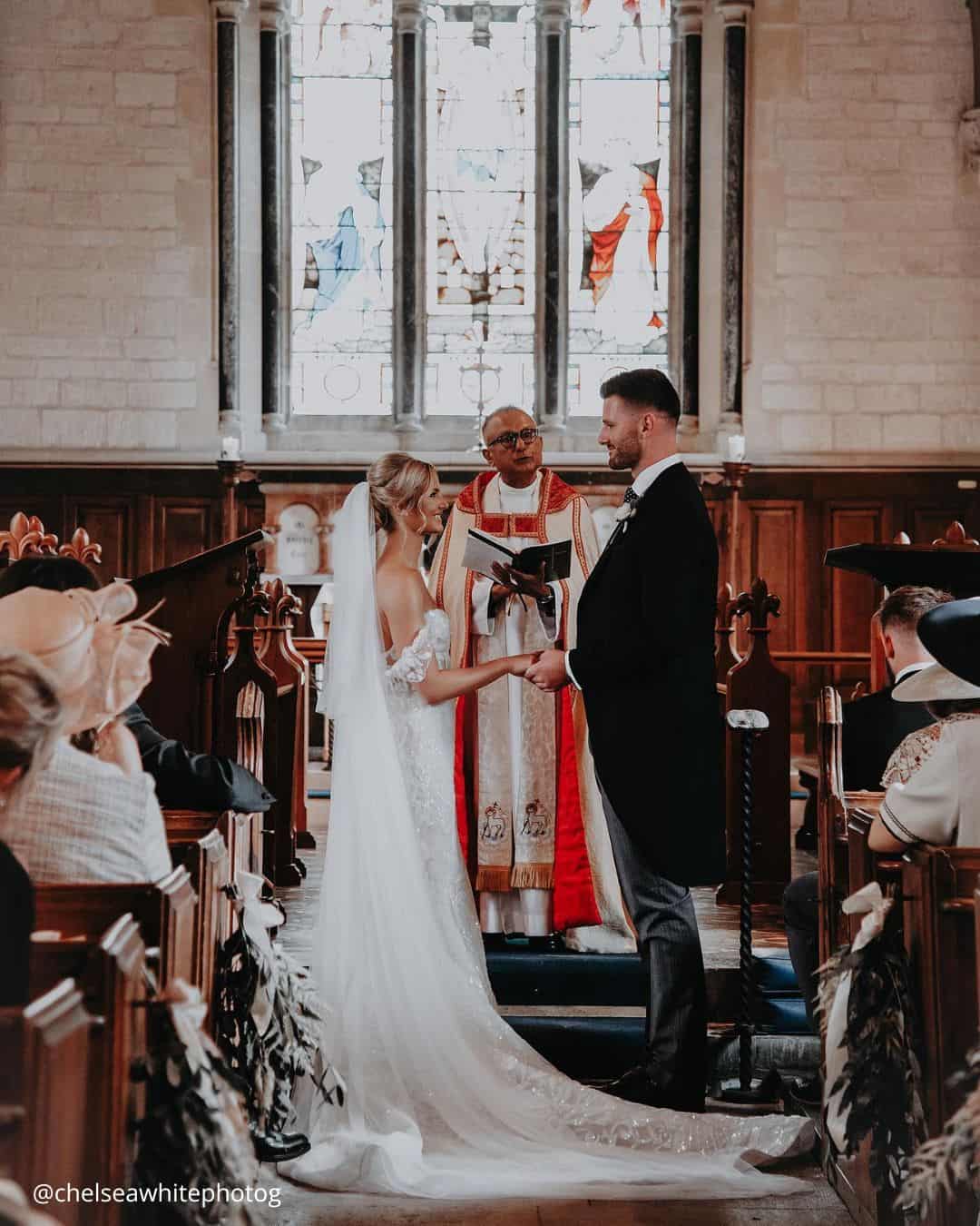 Cute Wedding Photos with Pets: Candid Moments with Furry Friends