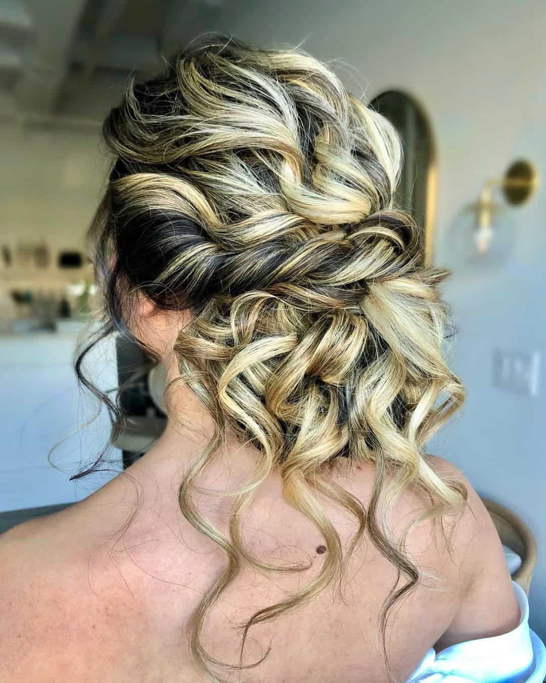 How To Choose a Hairstyle Matching To a Wedding Theme