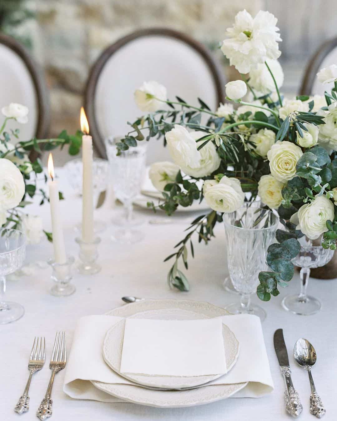 Perfect Decor Combination – Candles and Flowers