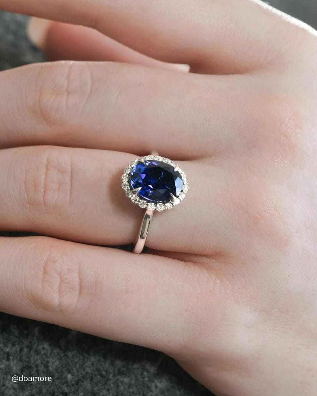 Pear Cut Engagement Rings