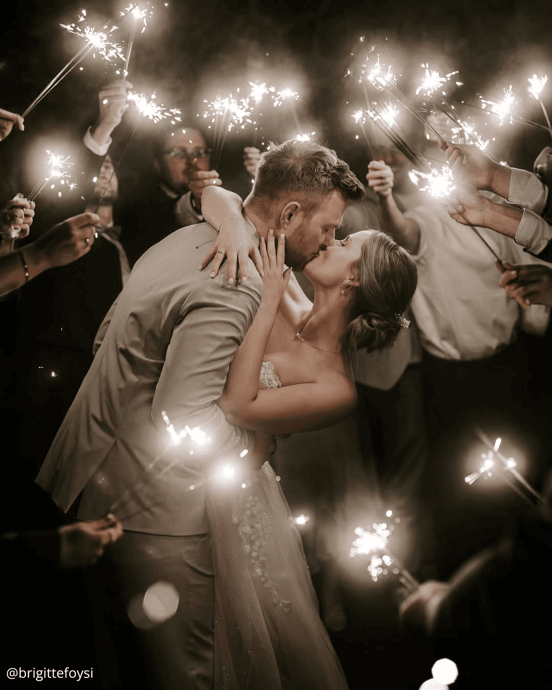 Incredible Night Wedding Photos With Sparklers