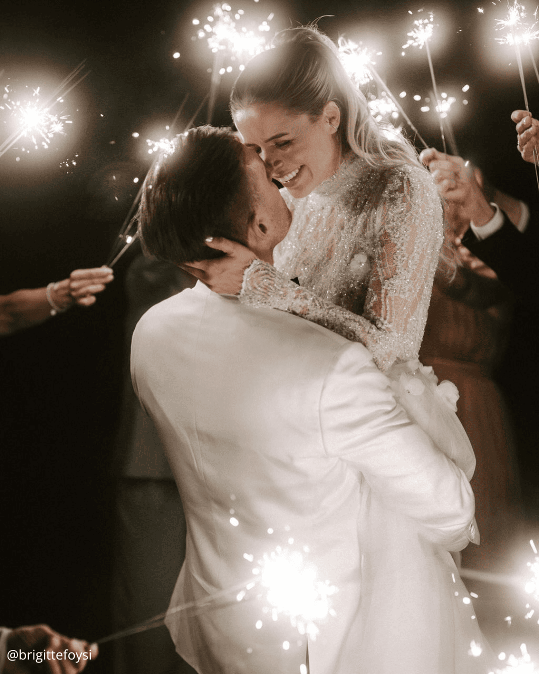 Incredible Night Wedding Photos With Sparklers