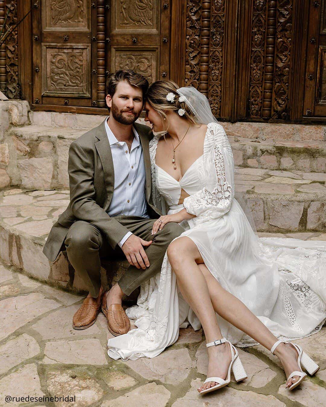 wedding photos happy bride hug sitting on the stairs ruedeseinebridal