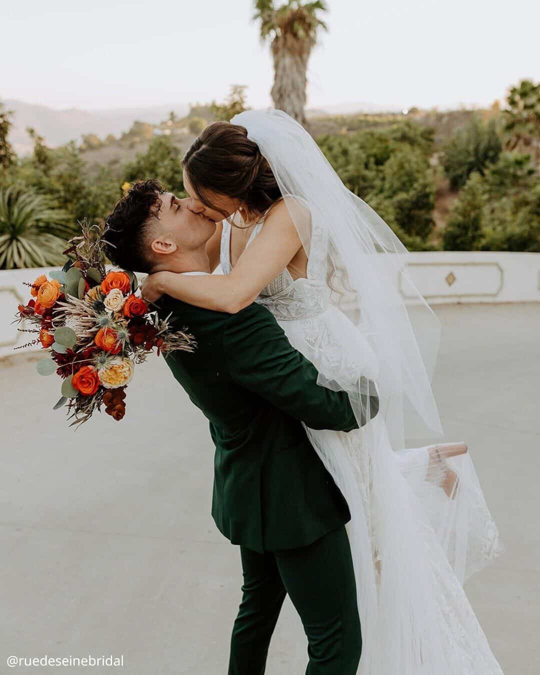 wedding photos happy brides kissing in her bouquet in hands ruedeseinebridal
