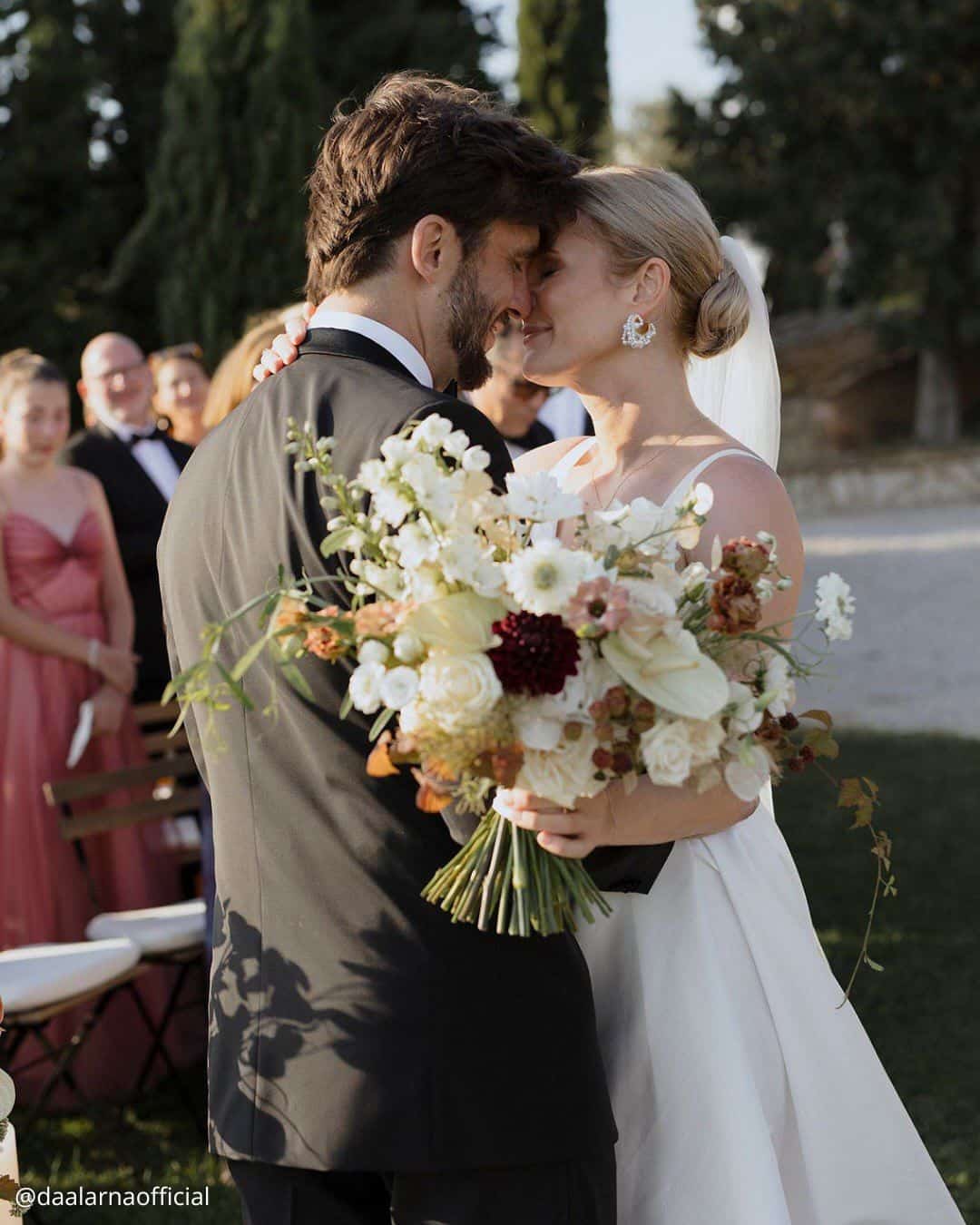 wedding photos cute photos of brides hugs she holds a bouquet daalarnaofficial