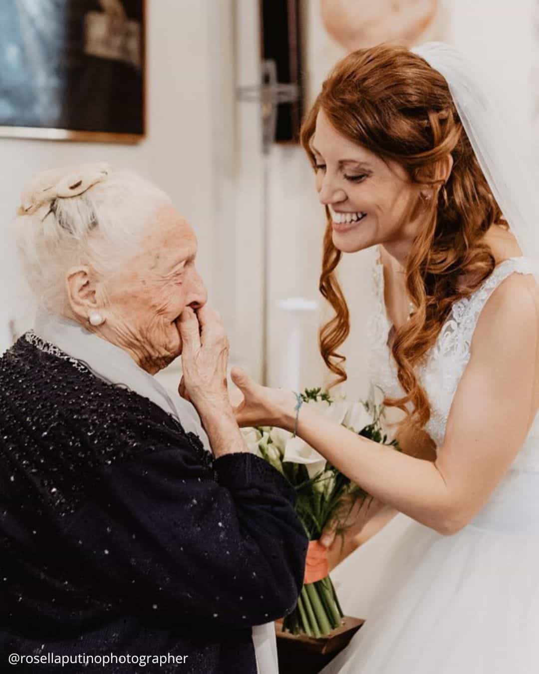 wedding photos wedding traditional dance of the happy brides she blows a kiss elisabettalillyred rosellaputinophotographer