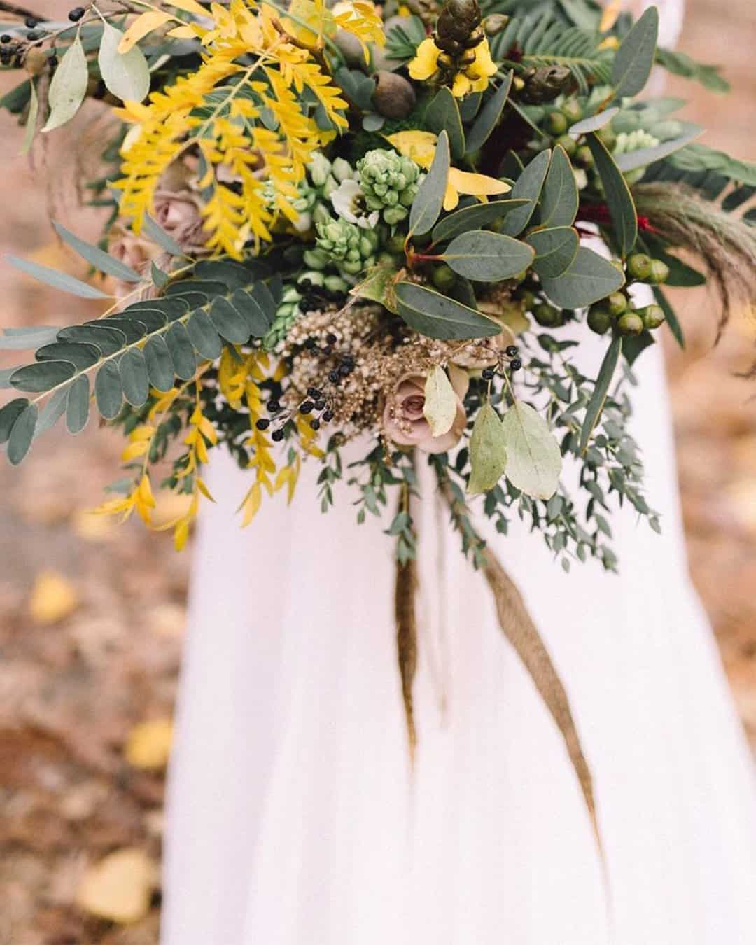 Lovely Wedding Bouquets With Daisies