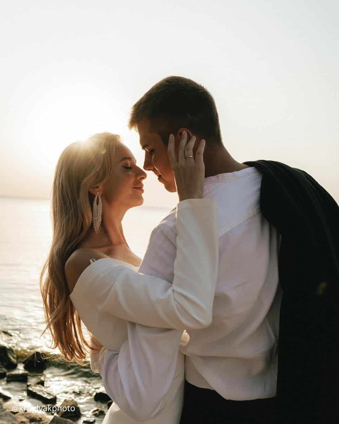 Classic Engagement Photo Poses