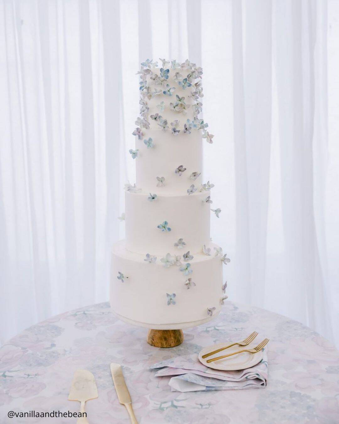 One Tiered Simple Summer Wedding Cakes