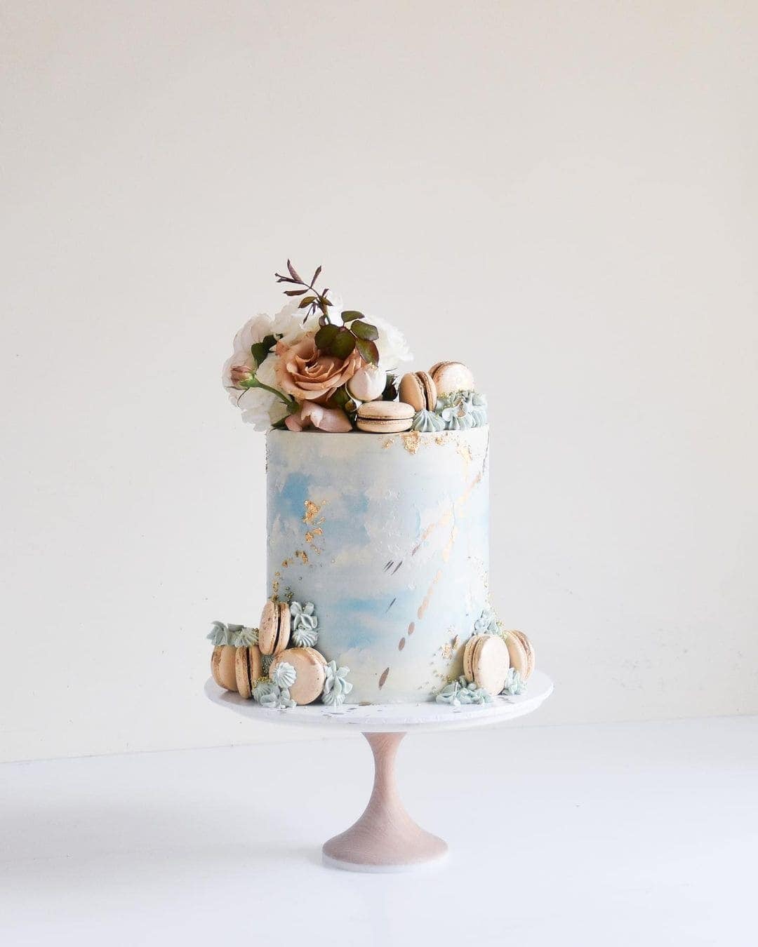How do you keep a wedding cake cool in the summer?