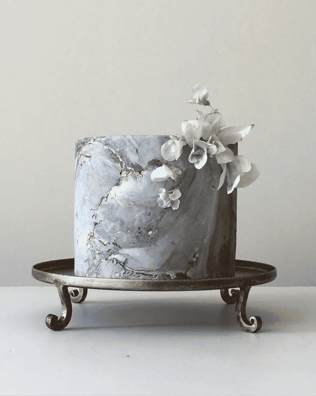 How do you keep a wedding cake cool in the summer?