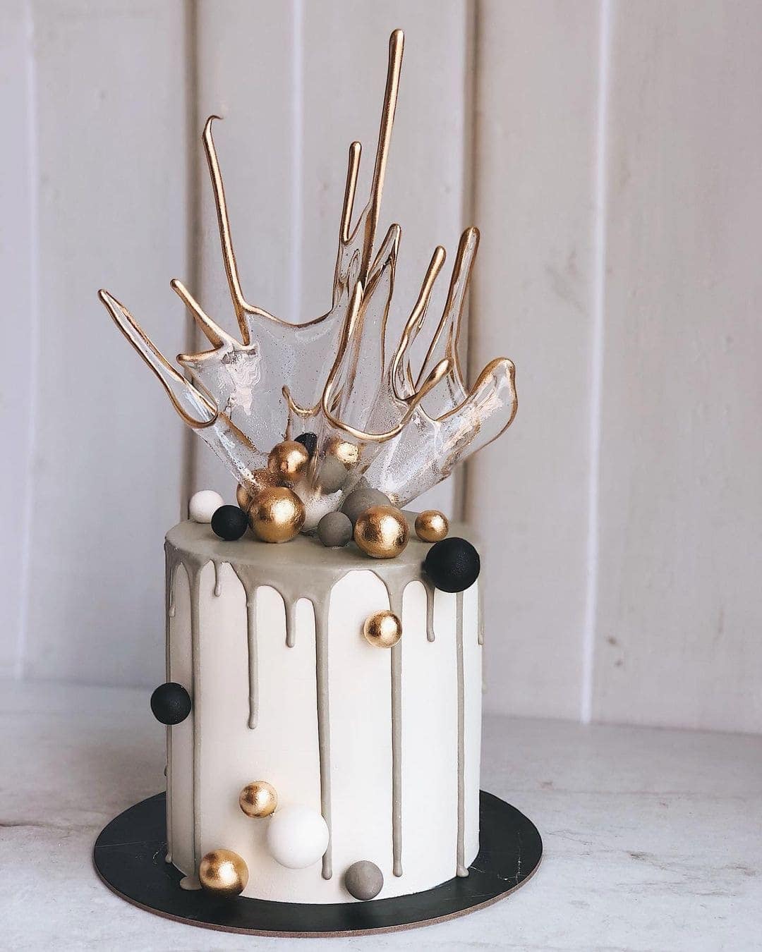 How do you keep a wedding cake cool in the summer?