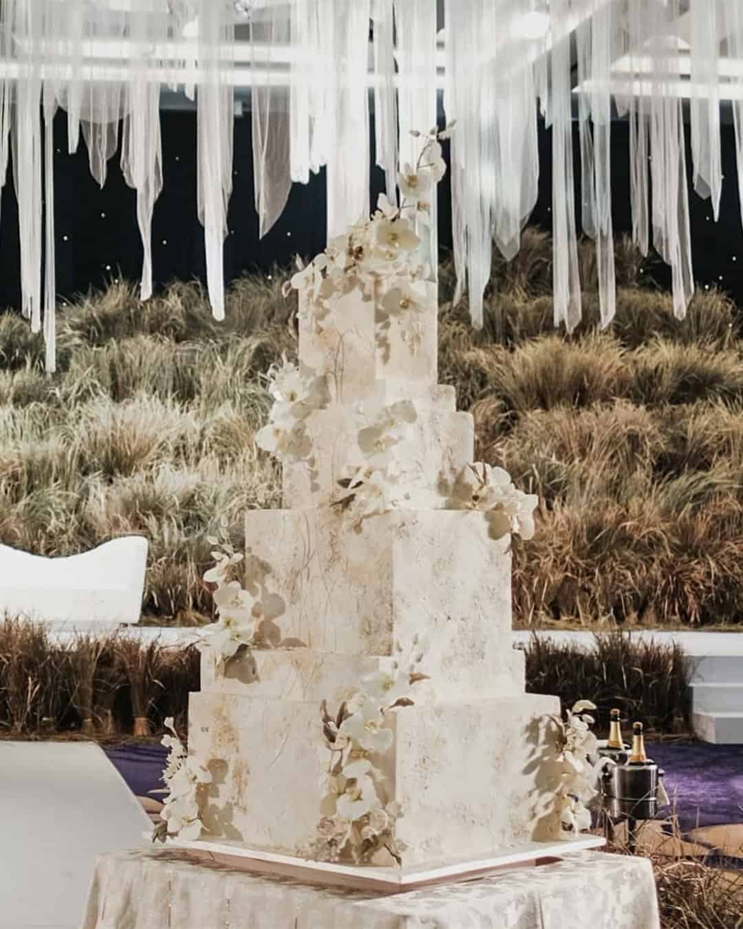 weddinglenovellecake cake trends geometric shapes