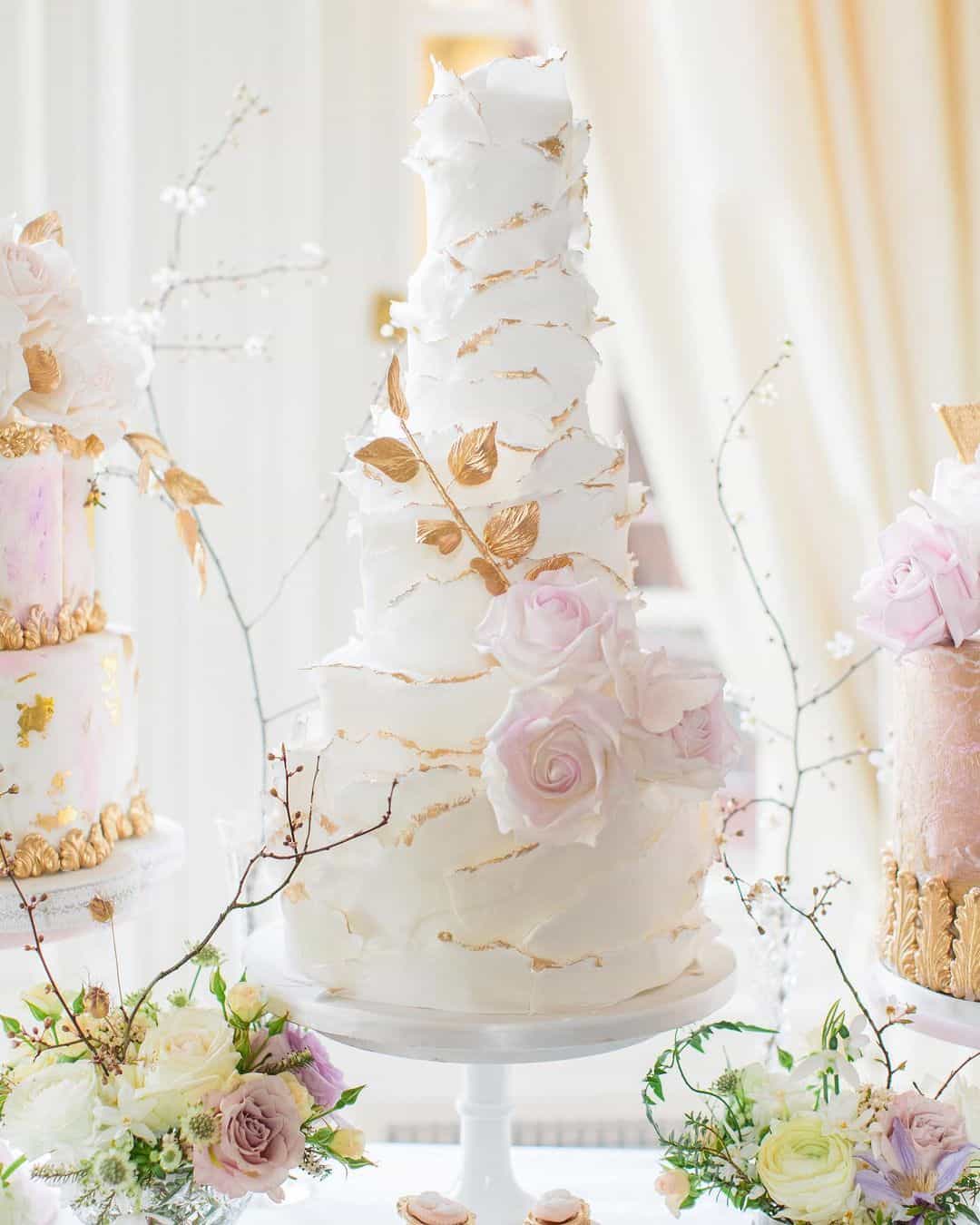 wedding celizabethscakeemporiumake trends with gold details and flowers