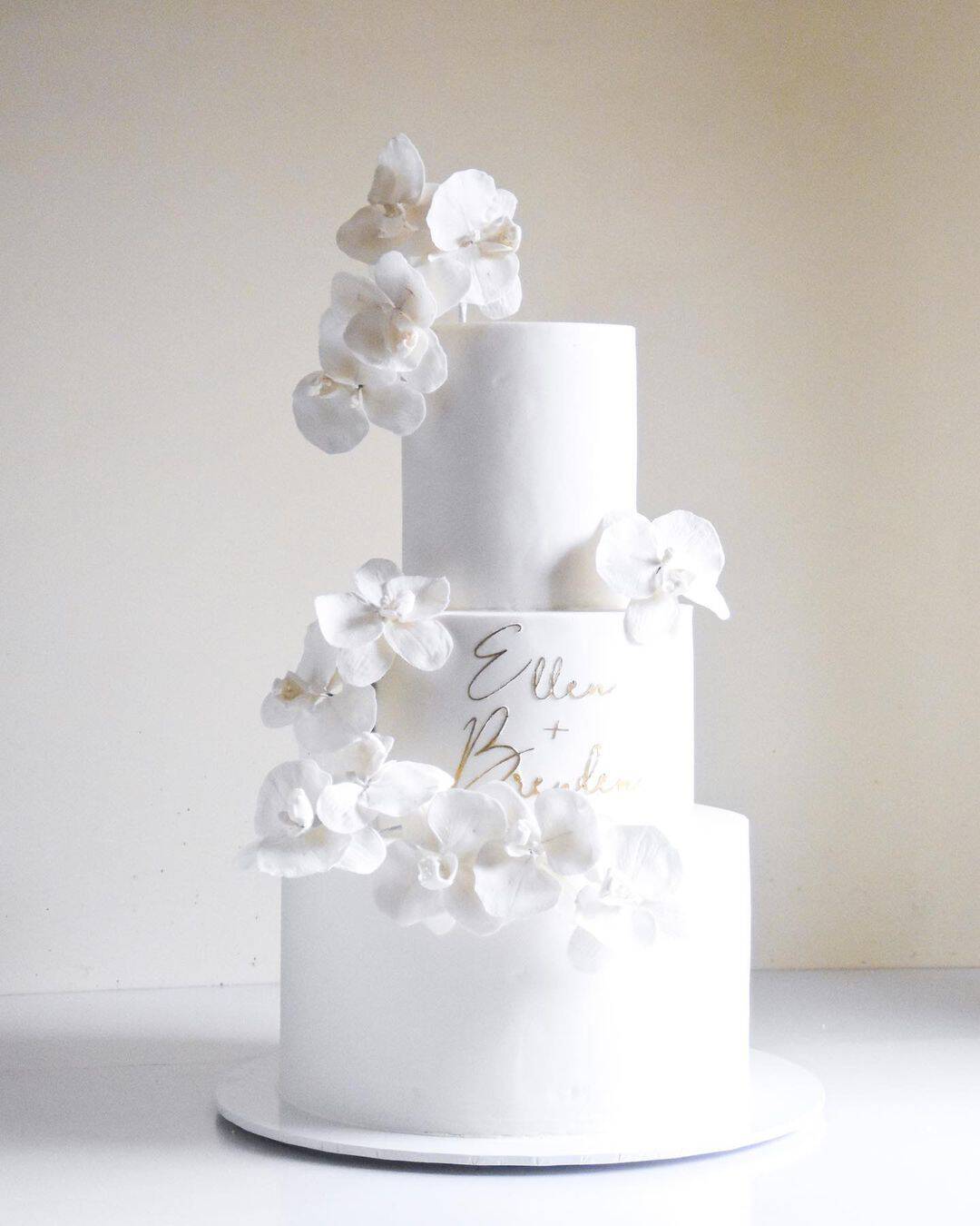 wedding cake trends white wedding cake