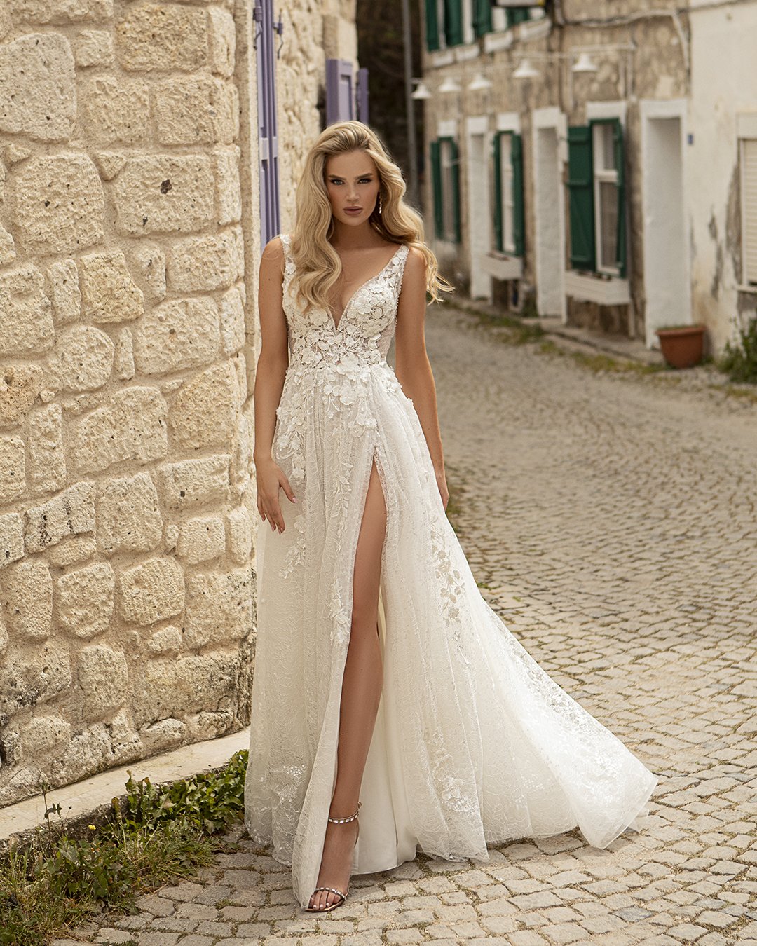 Is a great option a high-slit wedding dress for someone who wants to look super sexy?
