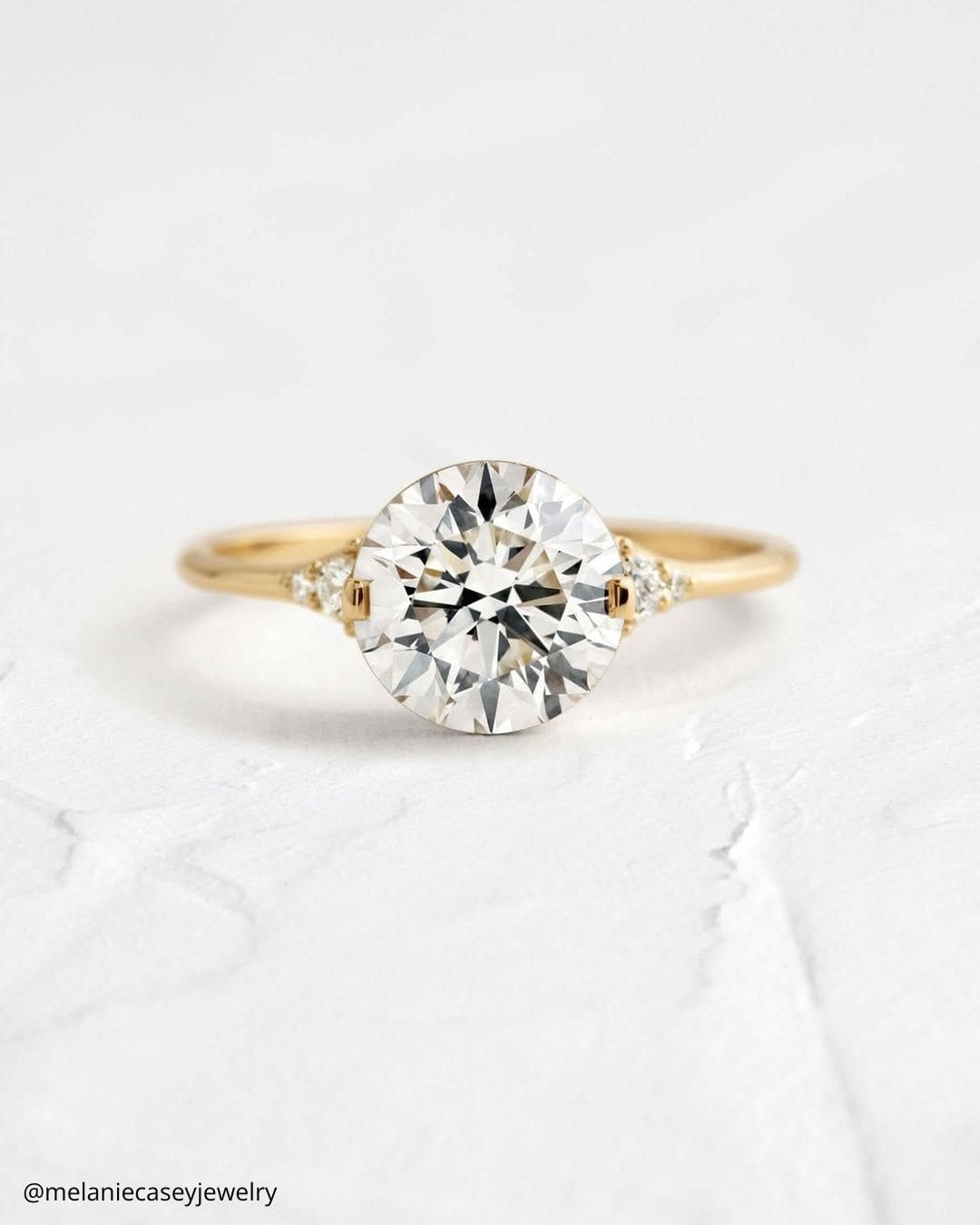 Round Cut Engagement Rings