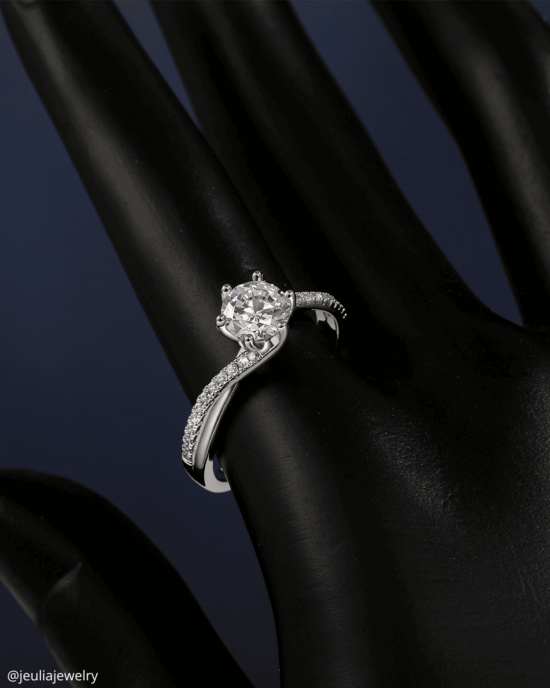 Round Cut Engagement Rings