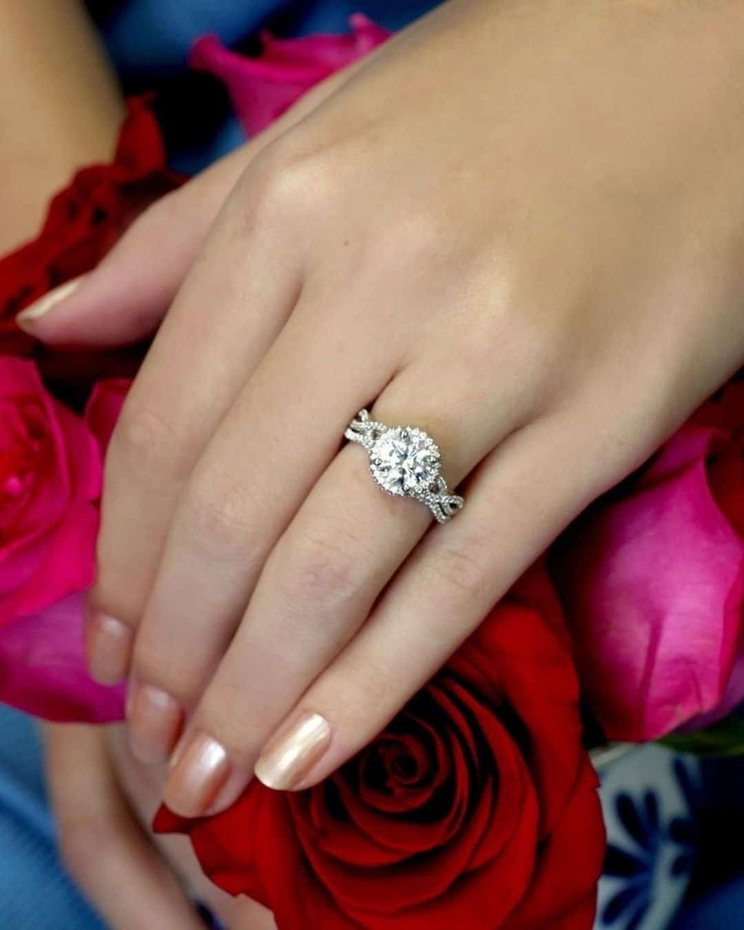 Round Cut Engagement Rings