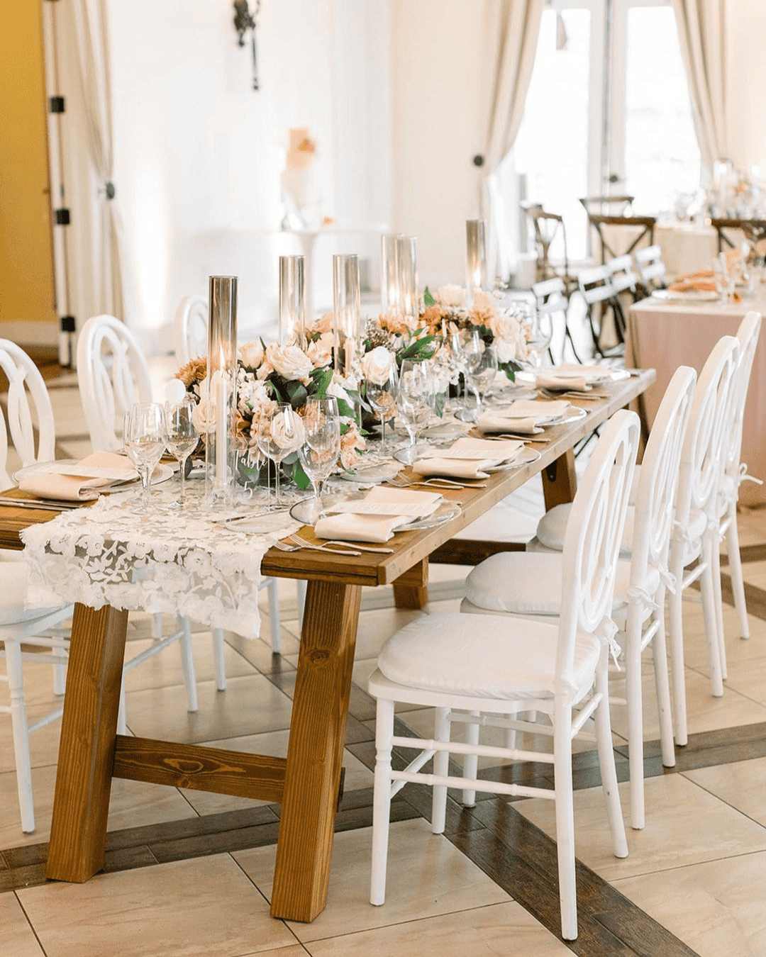 Spectacular Decor Ideas With Flowers In Glass