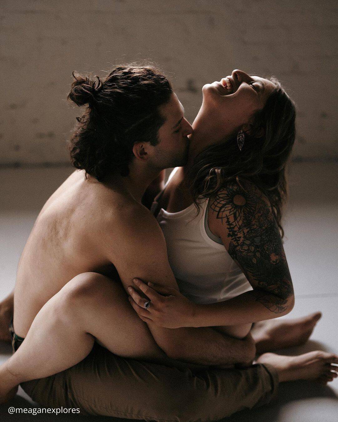 Honeymoon Photo Ideas In Hotel