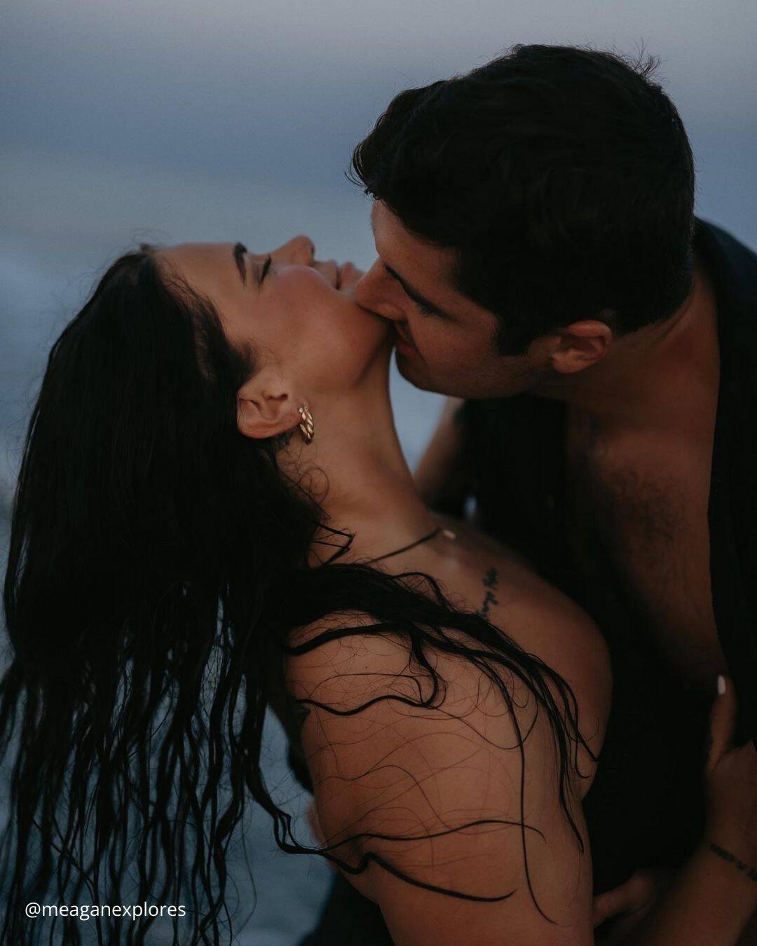 Honeymoon Photo Ideas In Hotel