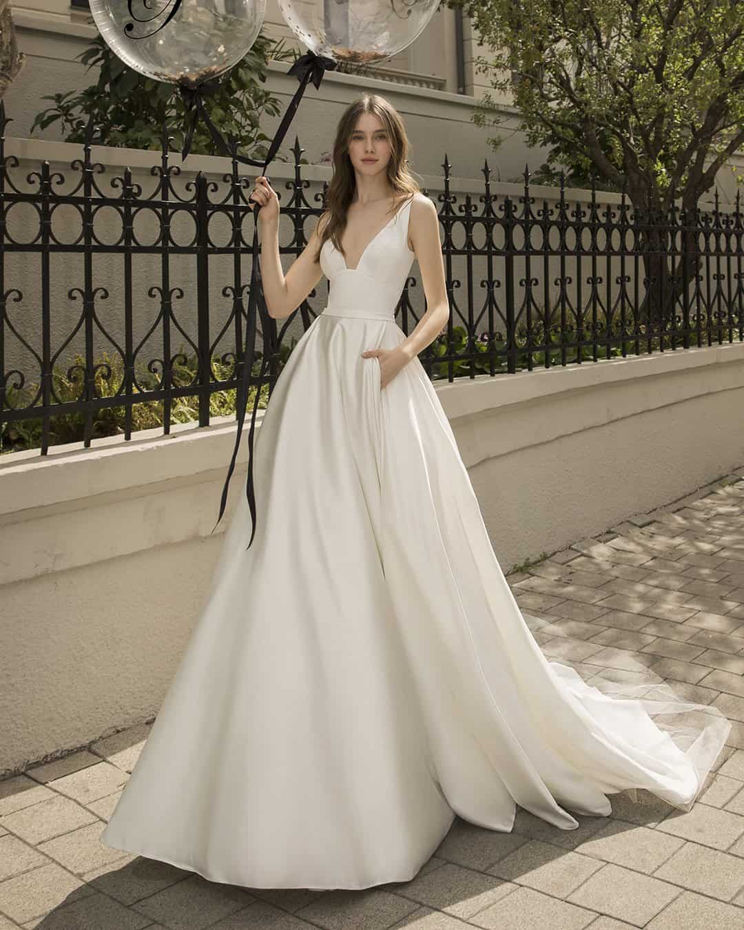 What is a simple wedding dress? How to style a simple wedding dress?