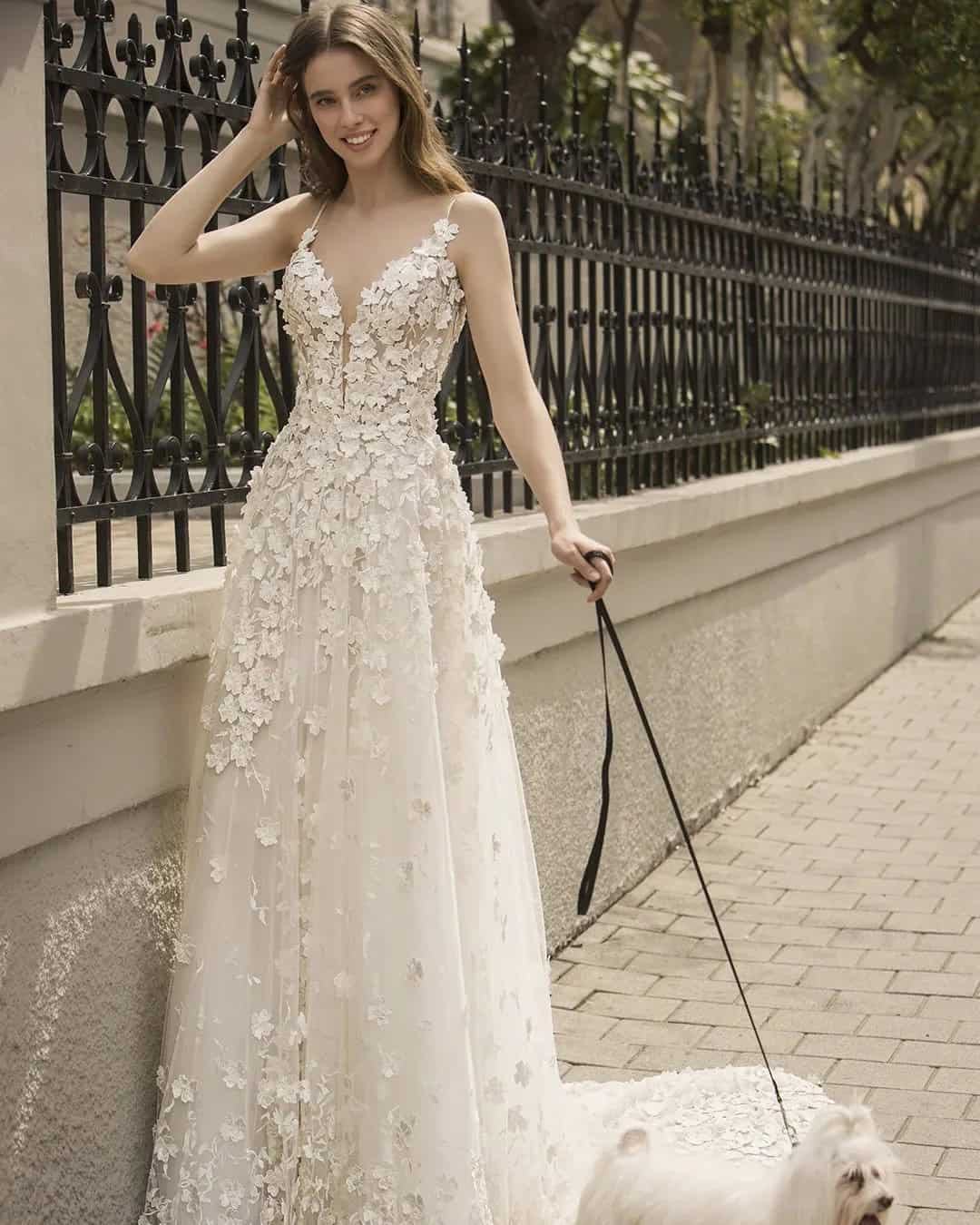 What does a bride wear for a beach wedding? What is the best material for a beach wedding dress?
