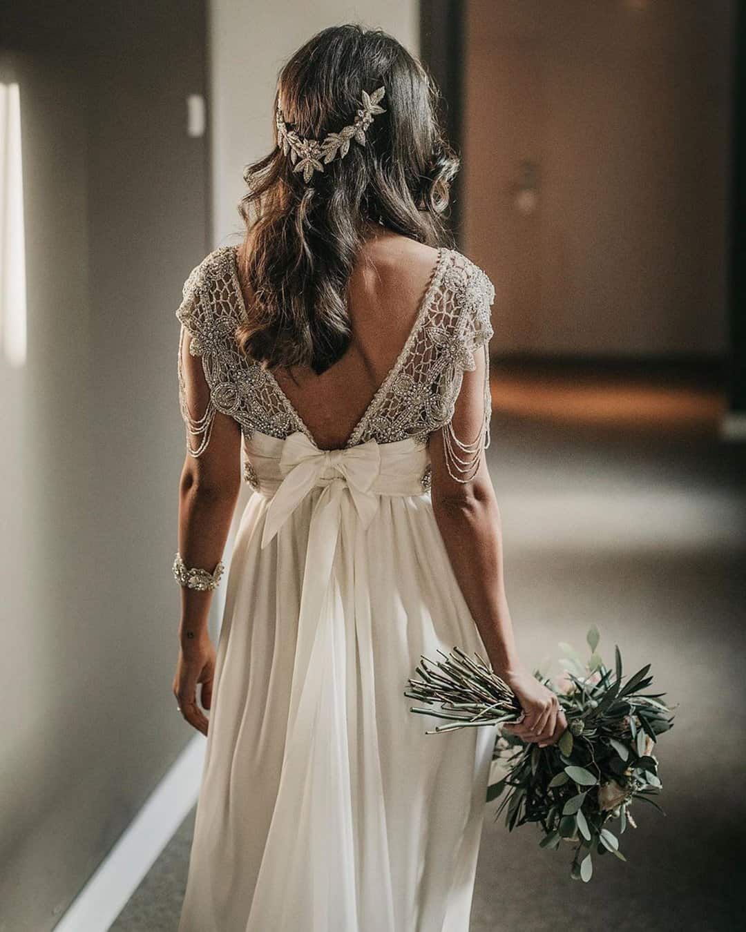 What is a vintage wedding dress? Do vintage wedding dresses look good on petite and curvy brides?