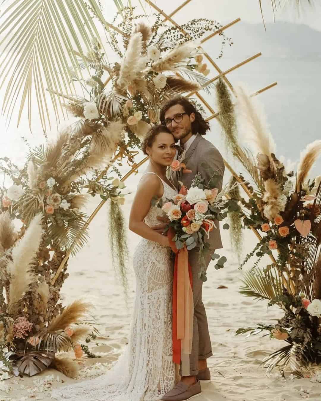 Main features of a small wedding, intimate wedding