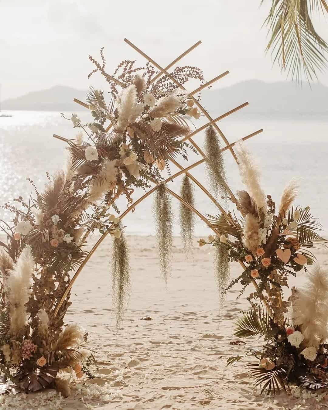 Trends in rust wedding theme – Dried flowers & pampas grass