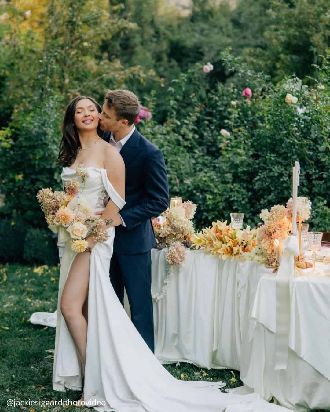 Simple Cascade Bouquets with Roses