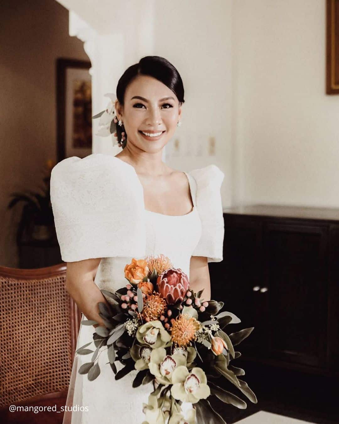 Simple Cascade Bouquets with Roses